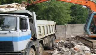 Вывоз строительного мусора с участка в Елизово недорого от 1548 руб. | 2Землекопа-Лзв